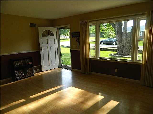 501 N First St, Chandler, IN 47610 photo 2
