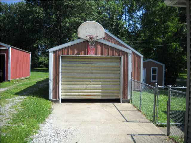 319 W North St, Boonville, IN 47601 photo 8