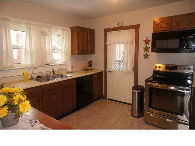 603 E 1st Ave, Huntingburg, IN 47542 photo 2
