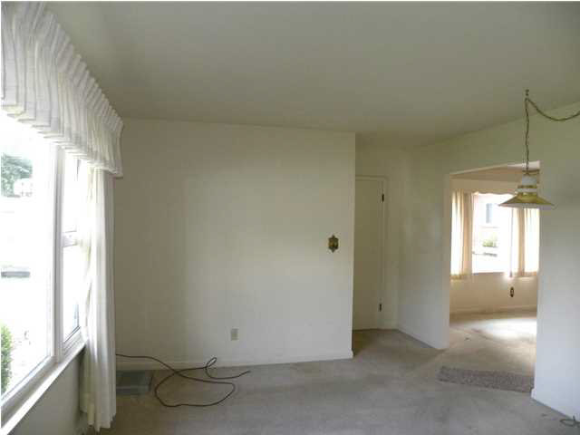 909 E Broadway St, Princeton, IN 47670 photo 3