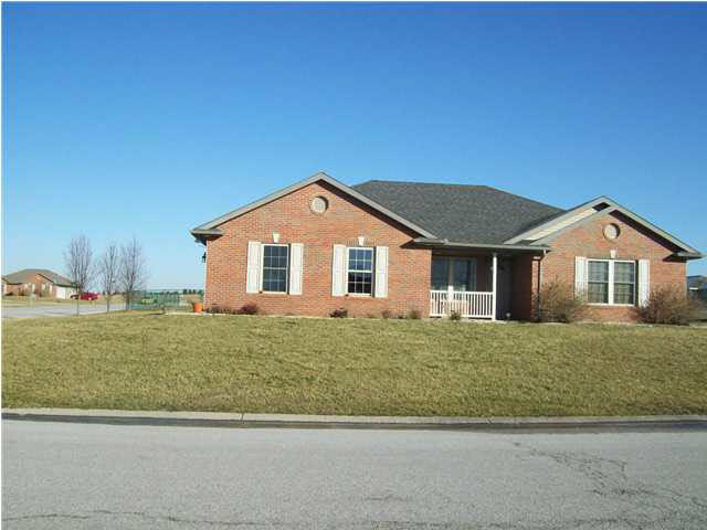 326 W Pinewood Ct, Huntingburg, IN 47542 photo 1