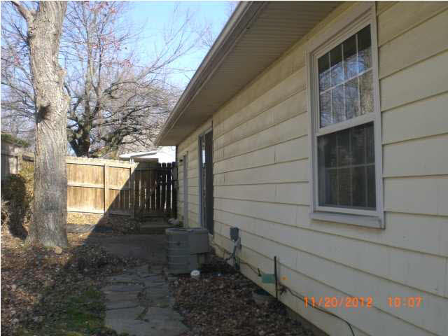 213 E Washington St, Chandler, IN 47610 photo 2