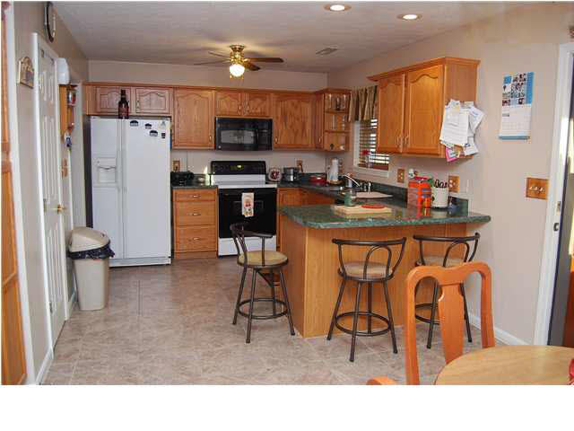 221 W Savannah Dr, Huntingburg, IN 47542 photo 2