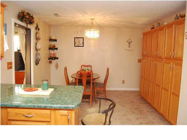 221 W Savannah Dr, Huntingburg, IN 47542 photo 3
