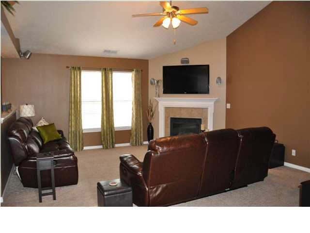 6220 Kevin Ct, Newburgh, IN 47630 photo 2