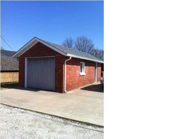 203 S Walters St, Fort Branch, IN 47648 photo 4