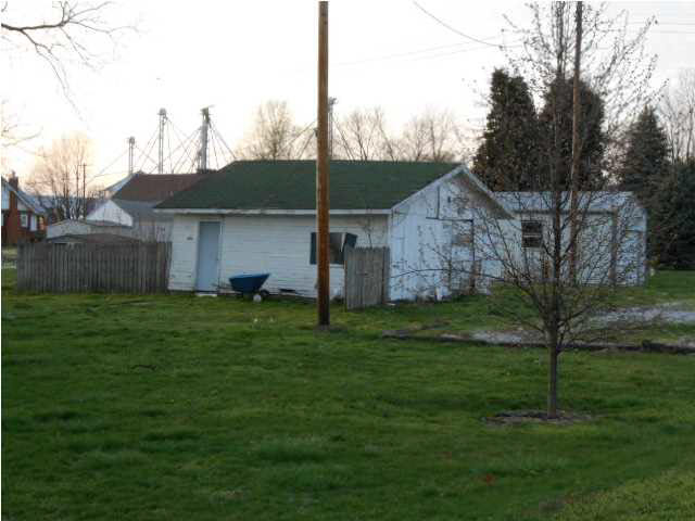 187 Hanley St, Plainville, IN 47568 photo 3