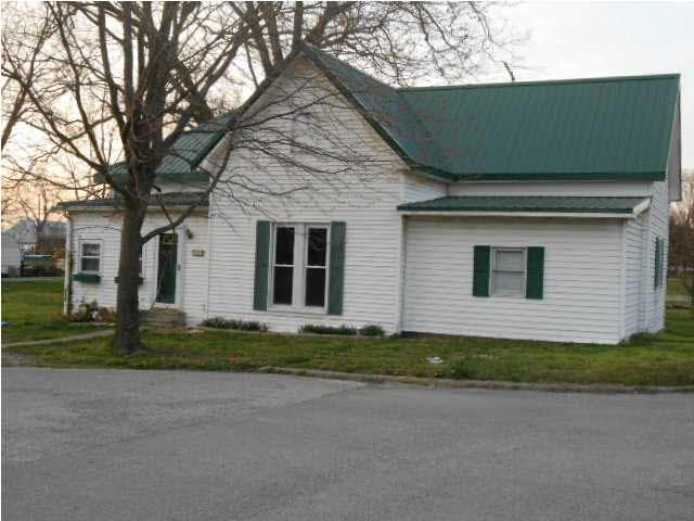 187 Hanley St, Plainville, IN 47568 photo 2