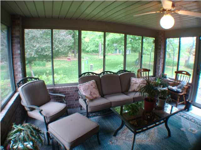 3906 Farrington Dr, Evansville, IN 47725 photo 2