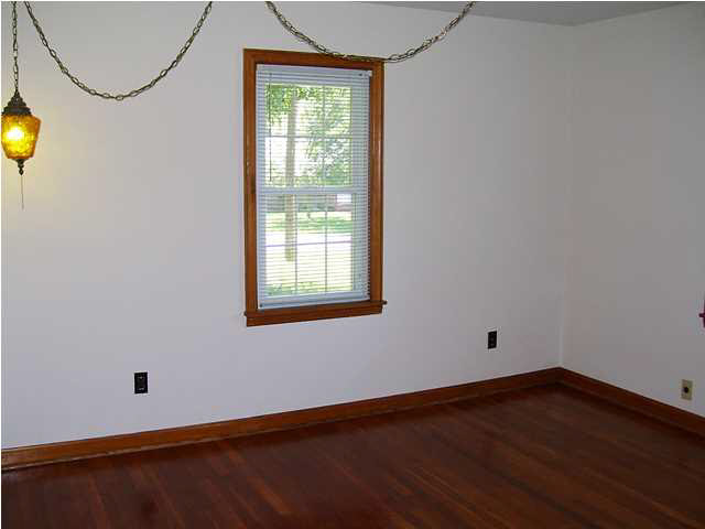 310 N First St, Chandler, IN 47610 photo 11