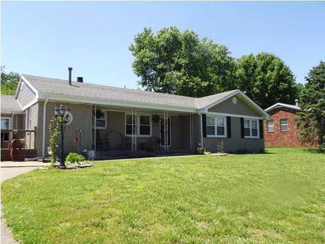 412 N Second St, Chandler, IN 47610 photo 2