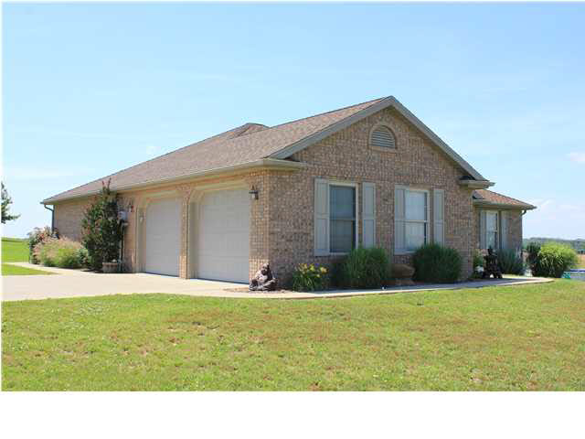 2206 N Anya Ct, Huntingburg, IN 47542 photo 2