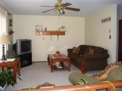 811 N Wiggs St, Griffith, IN 46319 photo 2