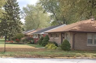 621 W Pine St, Griffith, IN 46319 photo 2