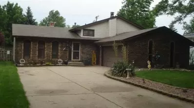 621 E Pine Pl, Griffith, IN 46319 photo 2
