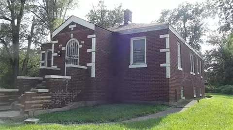 574 Matthews St, Gary, IN 46406 photo 2