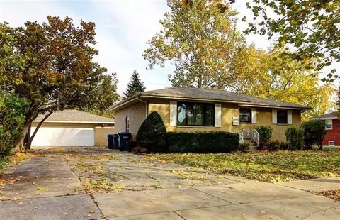 147 W Carnation, Dyer, IN 46311 photo 2