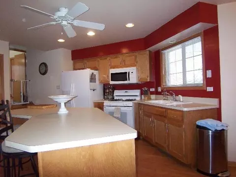800 Robin Ct, Dyer, IN 46311 photo 2
