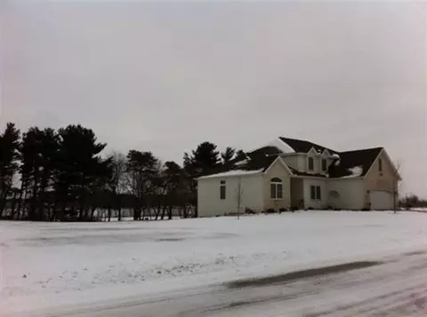129 E Junco St, Kouts, IN 46347 photo 2