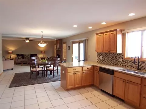 240 Crestview Ln, Dyer, IN 46311 photo 3