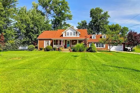818 E Division, De Motte, IN 46310 photo 2