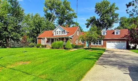 818 E Division, De Motte, IN 46310 photo 3