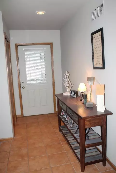 435 N Lillian Dr, Griffith, IN 46319 photo 3