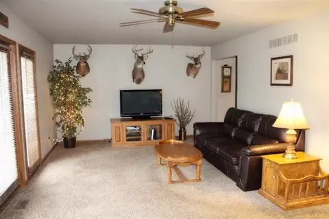 435 N Lillian Dr, Griffith, IN 46319 photo 4
