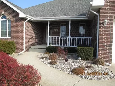 1726 Silver Hawk Dr, Crown Point, IN 46307 photo 2