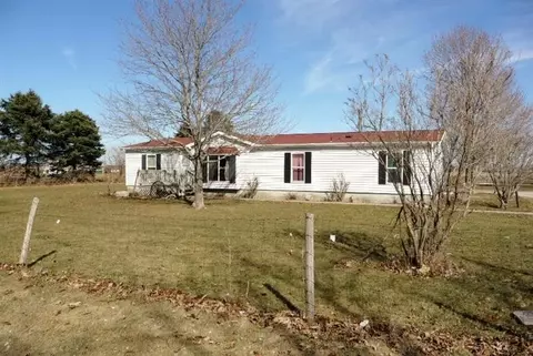 669 S 450, Kouts, IN 46347 photo 2
