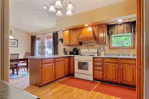 7397 S Rustic Dr, De Motte, IN 46310 photo 5