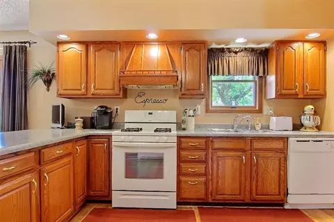 7397 S Rustic Dr, De Motte, IN 46310 photo 6