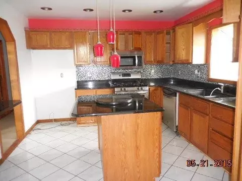 9075 Pineview Ln, Crown Point, IN 46307 photo 2