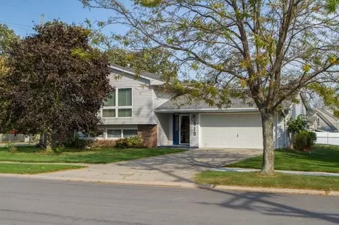 910 Pratt St, Crown Point, IN 46307 photo 2