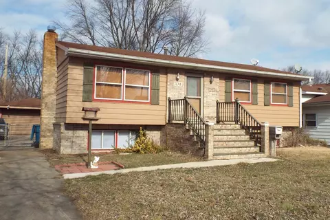 704 Darcy Ln, Griffith, IN 46319 photo 2