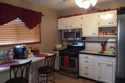 704 Darcy Ln, Griffith, IN 46319 photo 3
