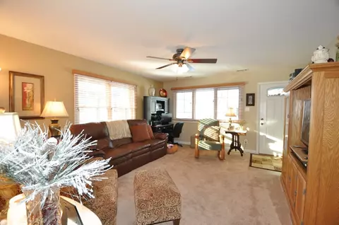 617 W Pine St, Griffith, IN 46319 photo 2