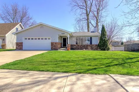 720 Clover Ln, Crown Point, IN 46307 photo 1