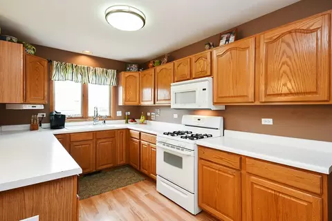 8419 Christopher Dr, Saint John, IN 46373 photo 4
