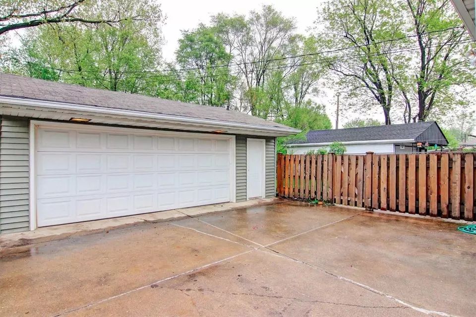  8935 Ohio Pl, Highland, IN 46322 photo 4