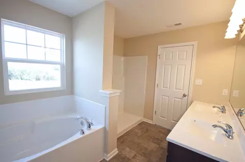 2104 Wicklow Dr, Valparaiso, IN 46385 photo 6