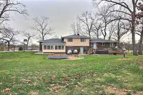 6992 Windsor Dr, De Motte, IN 46310 photo 2