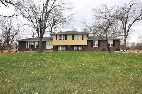 6992 Windsor Dr, De Motte, IN 46310 photo 1