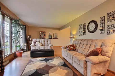 6992 Windsor Dr, De Motte, IN 46310 photo 5