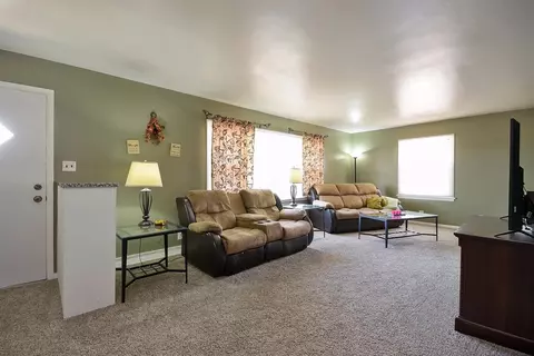 413 W 44th Pl, Griffith, IN 46319 photo 4