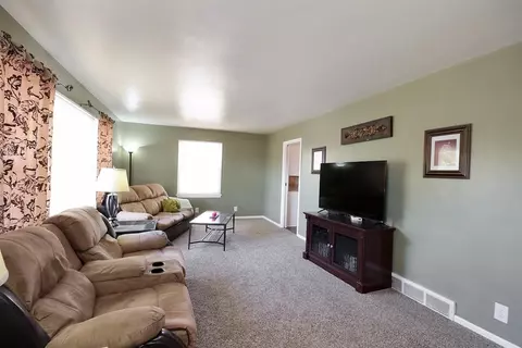 413 W 44th Pl, Griffith, IN 46319 photo 2