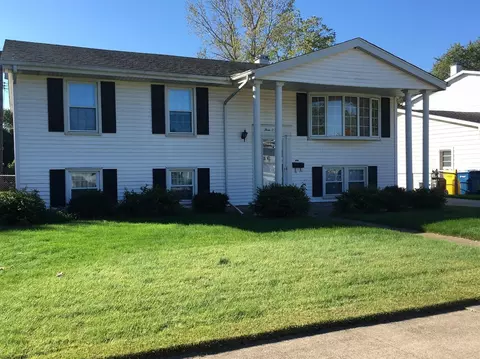303 Minter Dr, Griffith, IN 46319 photo 2