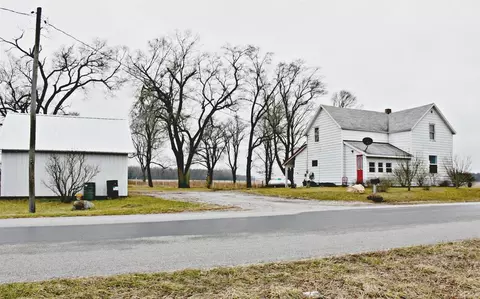 755 E 250, Winamac, IN 46996 photo 1