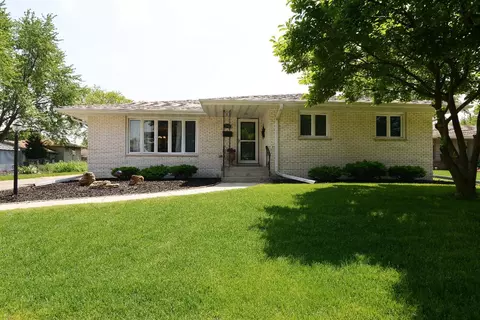 562 Hickory Ln, Munster, IN 46321 photo 1