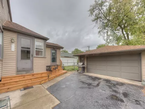 18343 School St, Lansing, IL 60438 photo 2